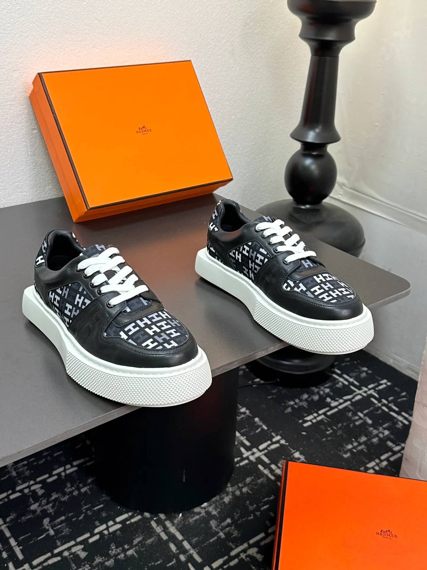 p700💰Men's shoes ❤️❤️Hermes top version# Hermès deep series couple's small white shoes casual skateboard shoes Stylish graphic design to create retro style Upper: cowhide material Lining: sheepskin lining Outsole: TPU outsole Size: 38-45